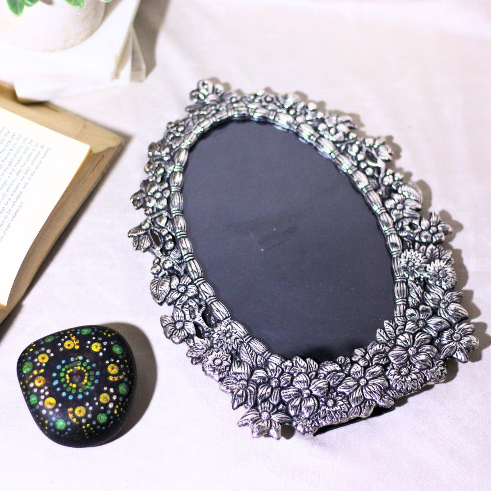 Metal Oval Photo Frame — Handcrafted Decorative Picture Frame